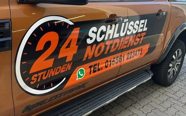 Unser Einsatzfahrzeug: oranger Ford Ranger mit der Aufschrift 24 Stunden Schlüsselnotdienst